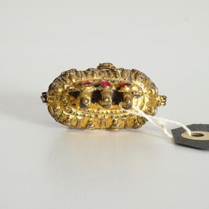 Een verguld bronzen amuletdoosje met gekleurd glas ingelegd, India, 18e eeuw — foto 10