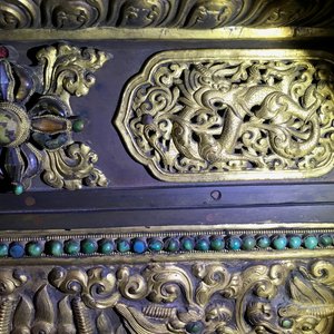 Een verguld bronzen en koperen inklapbare 'tepchog' altaartafel, Tibet, 19e eeuw — foto 16