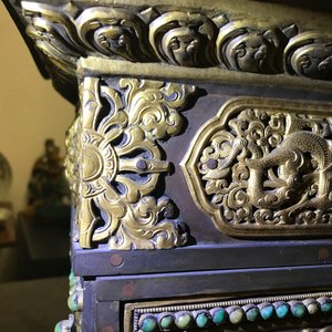 Een verguld bronzen en koperen inklapbare 'tepchog' altaartafel, Tibet, 19e eeuw — foto 23
