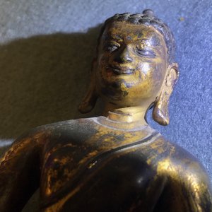 Een verguld bronzen figuur van Boeddha Shakyamuni, Tibet, 14/15e eeuw — foto 11