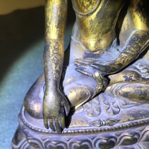 Een verguld bronzen figuur van Boeddha Shakyamuni, Tibet, 14/15e eeuw — foto 18