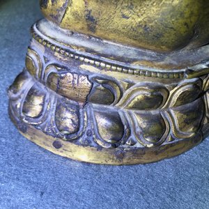 Een verguld bronzen figuur van Boeddha Shakyamuni, Tibet, 14/15e eeuw — foto 22