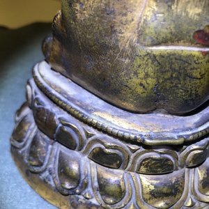 Een verguld bronzen figuur van Boeddha Shakyamuni, Tibet, 14/15e eeuw — foto 25