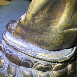 Een verguld bronzen figuur van Boeddha Shakyamuni, Tibet, 14/15e eeuw — foto 26