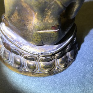 Een verguld bronzen figuur van Boeddha Shakyamuni, Tibet, 14/15e eeuw — foto 29