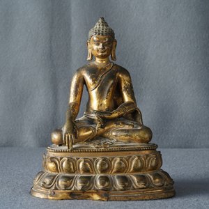 Een verguld bronzen figuur van Boeddha Shakyamuni, Tibet, 14/15e eeuw — foto 34