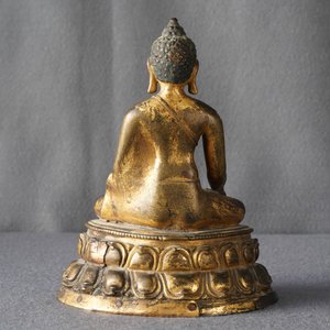 Een verguld bronzen figuur van Boeddha Shakyamuni, Tibet, 14/15e eeuw — foto 35
