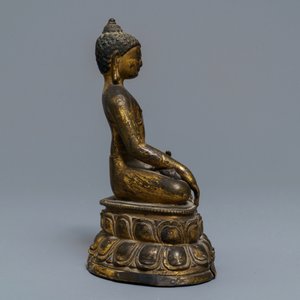Een verguld bronzen figuur van Boeddha Shakyamuni, Tibet, 14/15e eeuw — foto 5