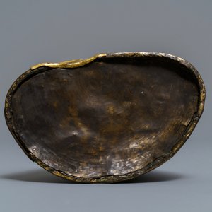 Een verguld bronzen figuur van Boeddha Shakyamuni, Tibet, 14/15e eeuw — foto 6