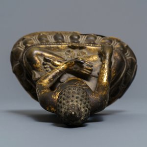 Een verguld bronzen figuur van Boeddha Shakyamuni, Tibet, 14/15e eeuw — foto 7