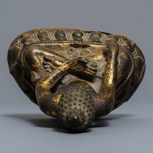 Een verguld bronzen figuur van Boeddha Shakyamuni, Tibet, 14/15e eeuw — foto 8