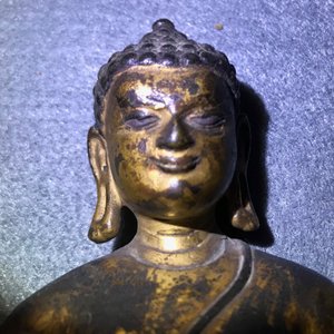 Een verguld bronzen figuur van Boeddha Shakyamuni, Tibet, 14/15e eeuw — foto 9