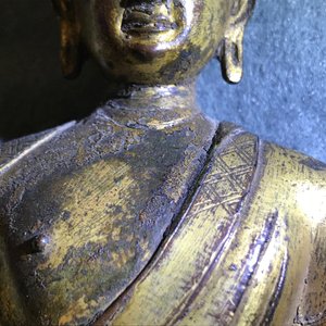 Een verguld bronzen figuur van Boeddha Shakyamuni, Tibet, 15/16e eeuw — foto 11