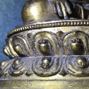 Een verguld bronzen figuur van Boeddha Shakyamuni, Tibet, 15/16e eeuw — foto 15