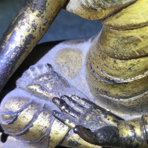 Een verguld bronzen figuur van Boeddha Shakyamuni, Tibet, 15/16e eeuw — foto 29