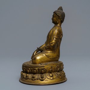 Een verguld bronzen figuur van Boeddha Shakyamuni, Tibet, 15/16e eeuw — foto 3