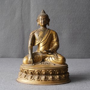 Een verguld bronzen figuur van Boeddha Shakyamuni, Tibet, 15/16e eeuw — foto 31