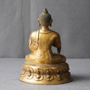 Een verguld bronzen figuur van Boeddha Shakyamuni, Tibet, 15/16e eeuw — foto 32
