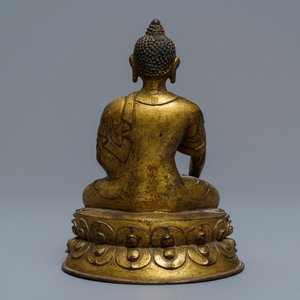 Een verguld bronzen figuur van Boeddha Shakyamuni, Tibet, 15/16e eeuw — foto 4