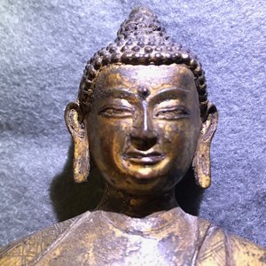 Een verguld bronzen figuur van Boeddha Shakyamuni, Tibet, 15/16e eeuw — foto 8