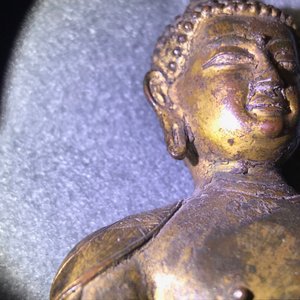 Een verguld bronzen figuur van Boeddha Shakyamuni, Tibet, 15/16e eeuw — foto 9
