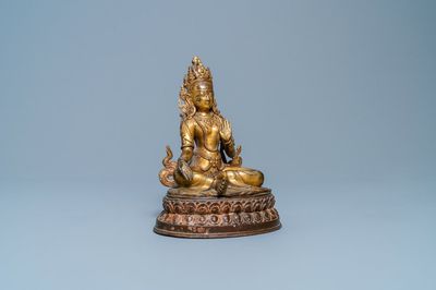 Een verguld bronzen figuur van de Witte Tara, Nepal, 16e eeuw