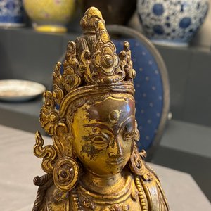 Een verguld bronzen figuur van de Witte Tara, Nepal, 16e eeuw — foto 12