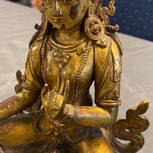 Een verguld bronzen figuur van de Witte Tara, Nepal, 16e eeuw — foto 16