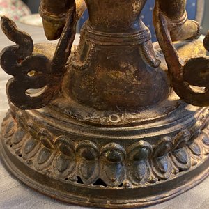 Een verguld bronzen figuur van de Witte Tara, Nepal, 16e eeuw — foto 28