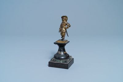 Een verguld bronzen figuur van een soldaat, Nederland, 17e eeuw