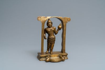Een verguld bronzen figuur van een tempelwachter, Nepal, 19e eeuw