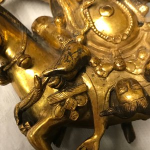 Een verguld bronzen figuur van Palden Lhamo, Tibet, 17e eeuw — foto 15