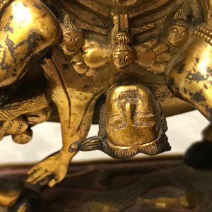 Een verguld bronzen figuur van Palden Lhamo, Tibet, 17e eeuw — foto 29