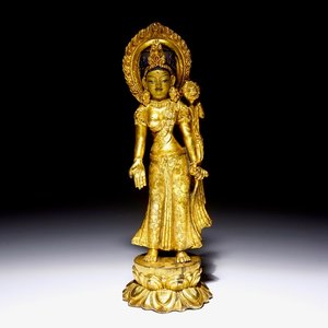 Een verguld bronzen figuur van Tara staand op een lotustroon, China, 19e eeuw — foto 1