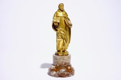 Een verguld bronzen heilige op latere marmeren sokkel, 17e eeuw