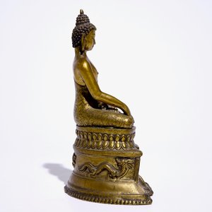 Een verguld bronzen model van Boeddha op een troon, Nepal of Tibet, 19/20e eeuw — foto 5