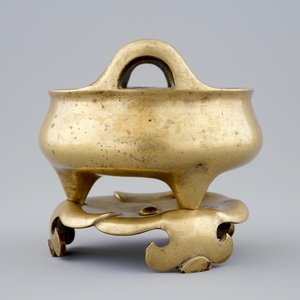 Een verguld bronzen wierookbrander op bladvormige sokkel, Ming Dynastie — foto 2