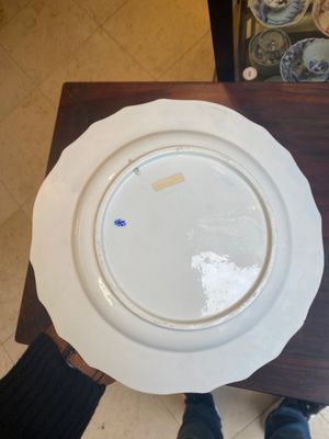 Een verguld en rose-geëmailleerd porseleinen bord met vogels en een blauw-geëmailleerde rand, Doornik, 18e eeuw — foto 6
