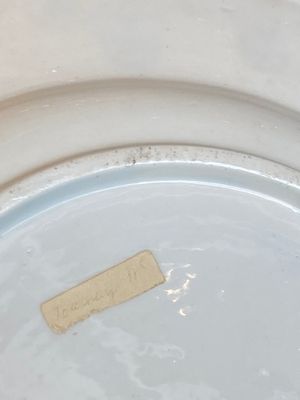 Een verguld en rose-geëmailleerd porseleinen bord met vogels en een blauw-geëmailleerde rand, Doornik, 18e eeuw — foto 8