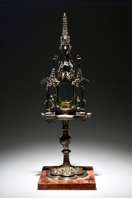 Een verguld zilveren monstrans met inlegwerk van half-edelstenen, gedateerd 1614