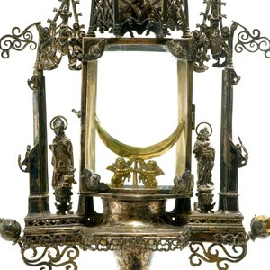 Een verguld zilveren monstrans met inlegwerk van half-edelstenen, gedateerd 1614 — foto 6