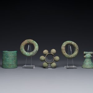 Een verzameling bronzen armbanden en dierenbellen, Vietnam en Cambodja, 4/1e eeuw v.C. — foto 1