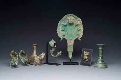 Een verzameling bronzen sculpturen, palanquin haken en een kandelaar, Cambodja, 13e eeuw en vroeger
