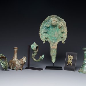 Een verzameling bronzen sculpturen, palanquin haken en een kandelaar, Cambodja, 13e eeuw en vroeger — foto 1