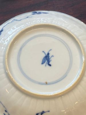 Een verzameling van 15 Chinese blauw-witte koppen en 19 schotels, Kangxi/Yongzheng — foto 15