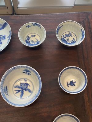 Een verzameling van 15 Chinese blauw-witte koppen en 19 schotels, Kangxi/Yongzheng — foto 21