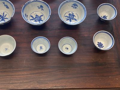 Een verzameling van 15 Chinese blauw-witte koppen en 19 schotels, Kangxi/Yongzheng — foto 22
