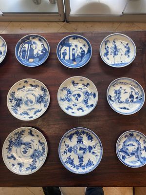 Een verzameling van 15 Chinese blauw-witte koppen en 19 schotels, Kangxi/Yongzheng — foto 3