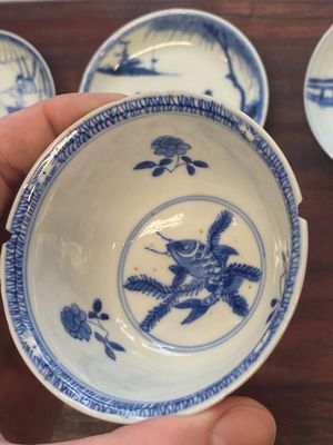 Een verzameling van 15 Chinese blauw-witte koppen en 19 schotels, Kangxi/Yongzheng — foto 35