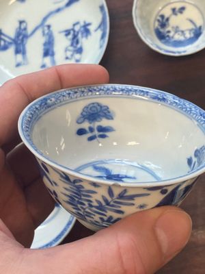Een verzameling van 15 Chinese blauw-witte koppen en 19 schotels, Kangxi/Yongzheng — foto 36